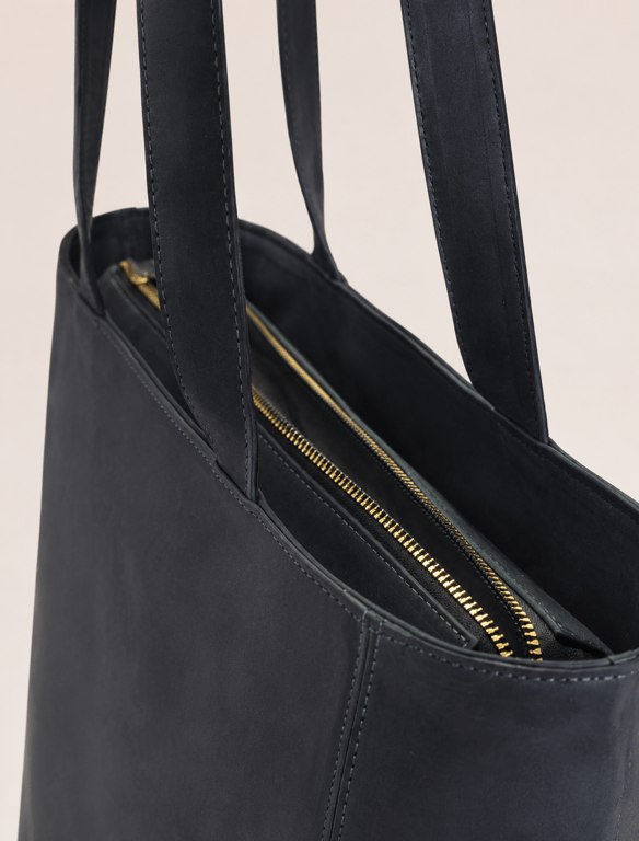 Minimalist Black Leather Tote Bag – Zippered Everyday Shoulder Bag