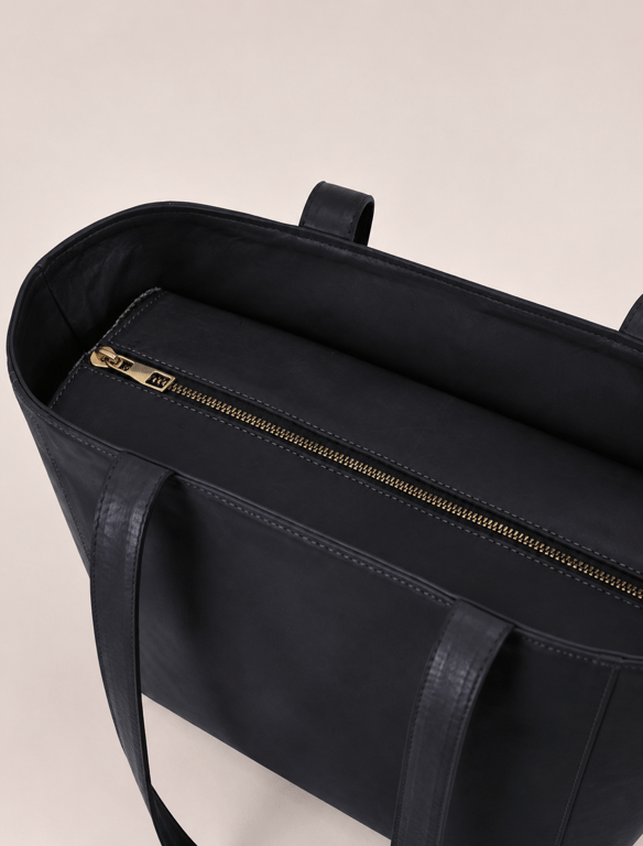 Minimalist Black Leather Tote Bag – Zippered Everyday Shoulder Bag